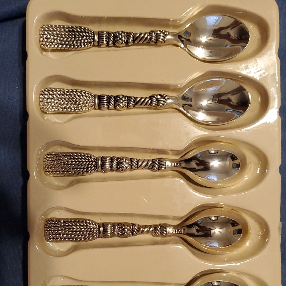 Sophisticated Silver Flatware Set with Ornate Design - Picture 3 of 6